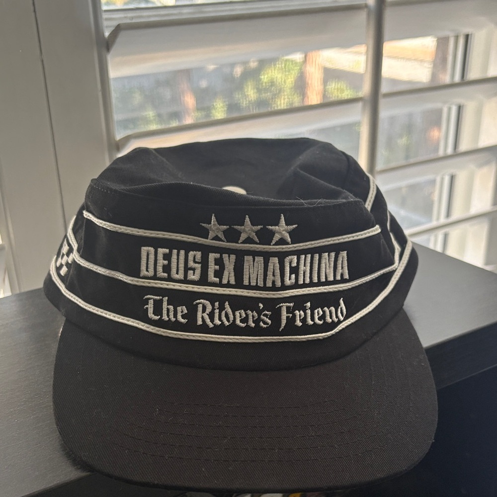 Deus ex machina pillbox Black Cap